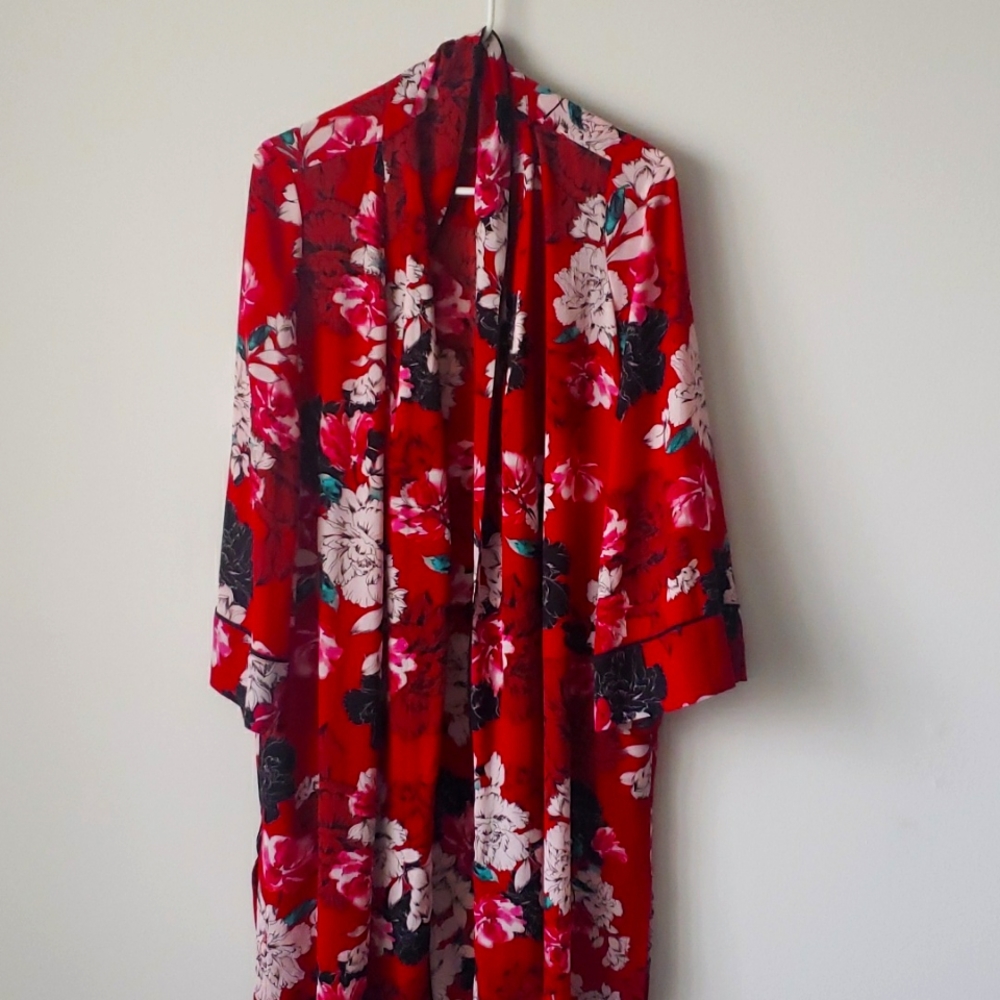 A beautiful lightweight floral kimono with long sleeves, perfect for warm days.
